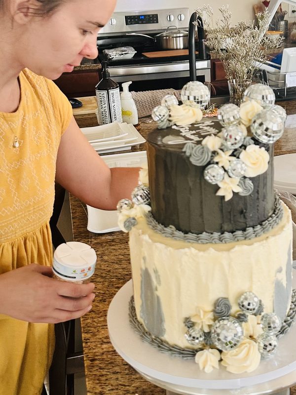 Cake decorating, cookies decorating. 