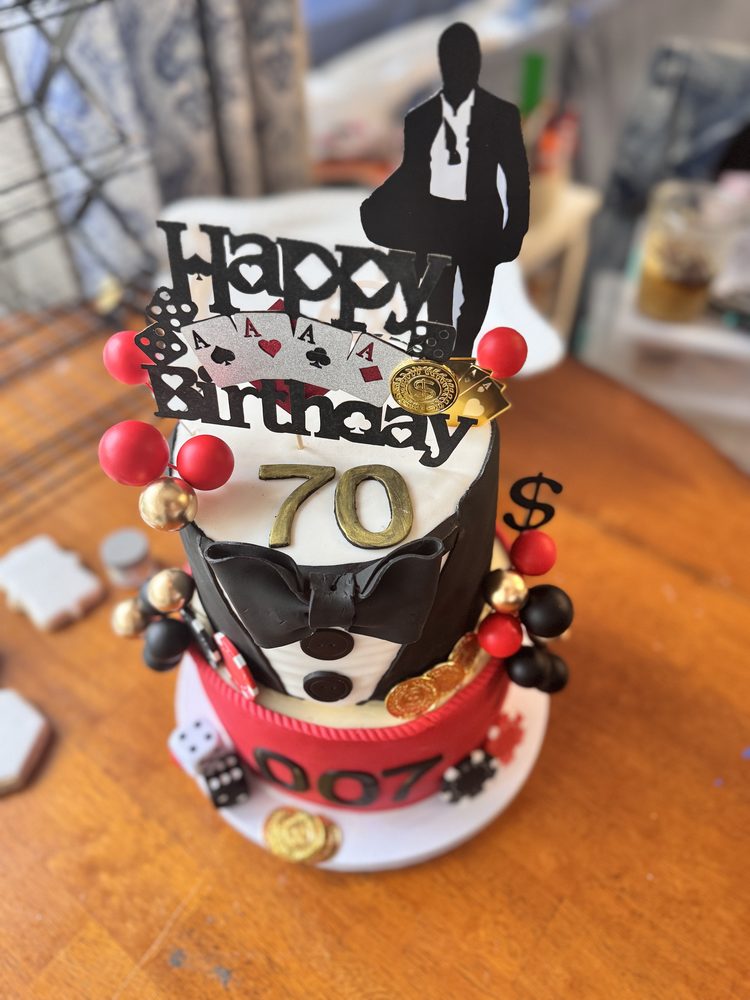 Fondant Agent 007 inspired cake by Cozysweetery