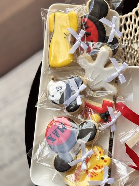 Add a bow and a baggie to each cookie