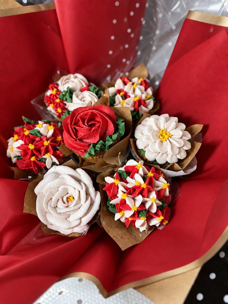 Ckristamas floral arrangement cupcake