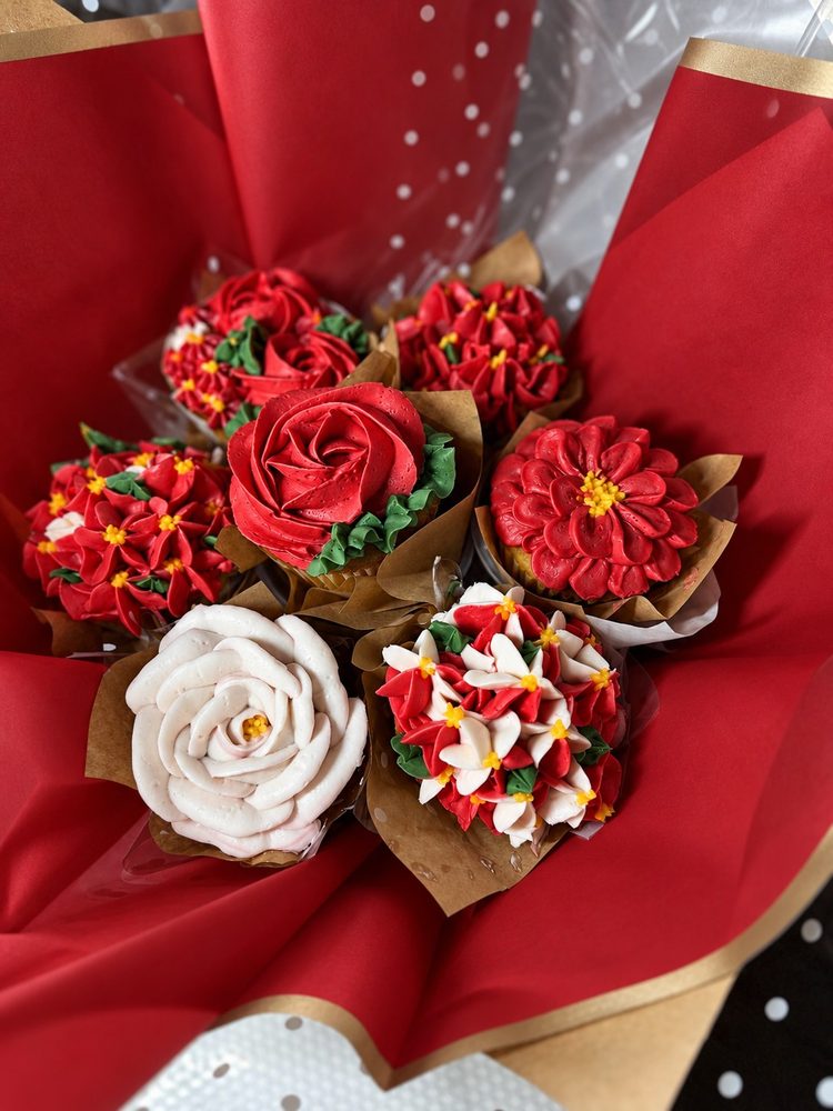 Ckristamas floral arrangement cupcake