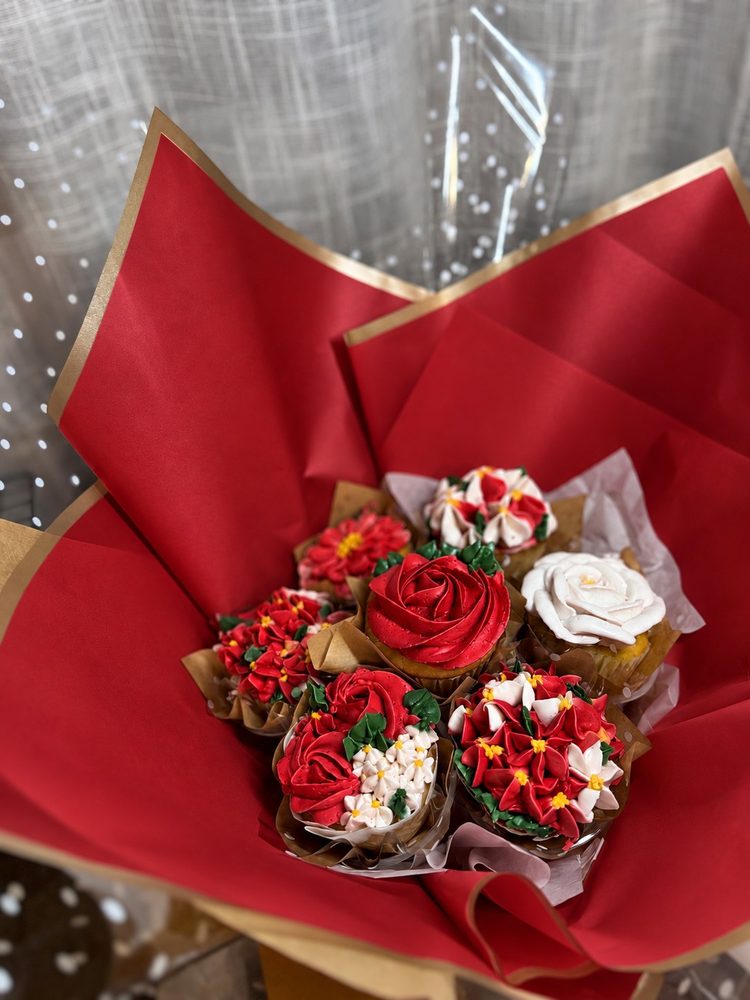 Ckristamas floral arrangement cupcake