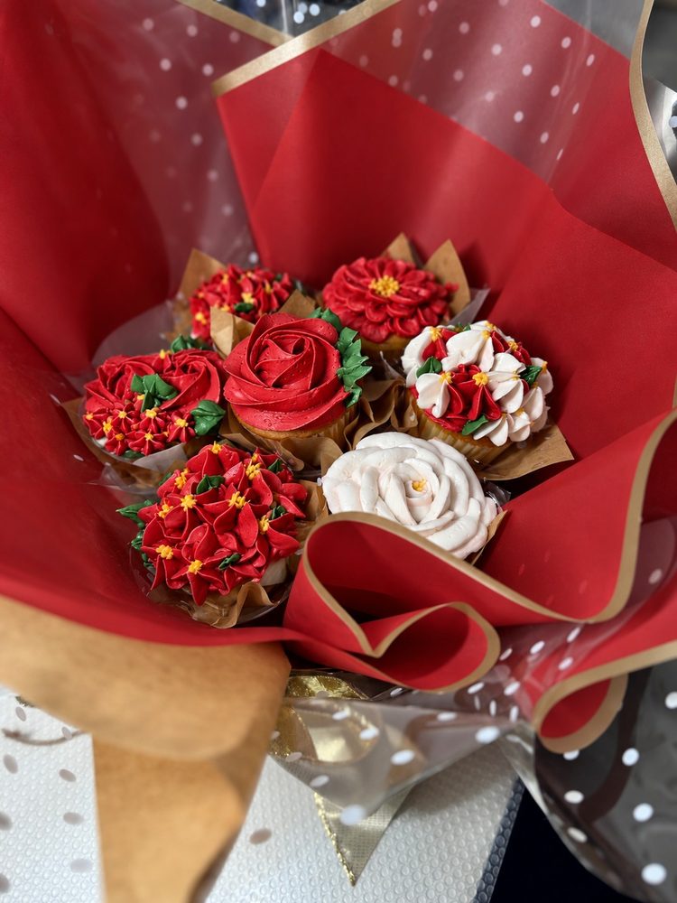 Ckristamas floral arrangement cupcake