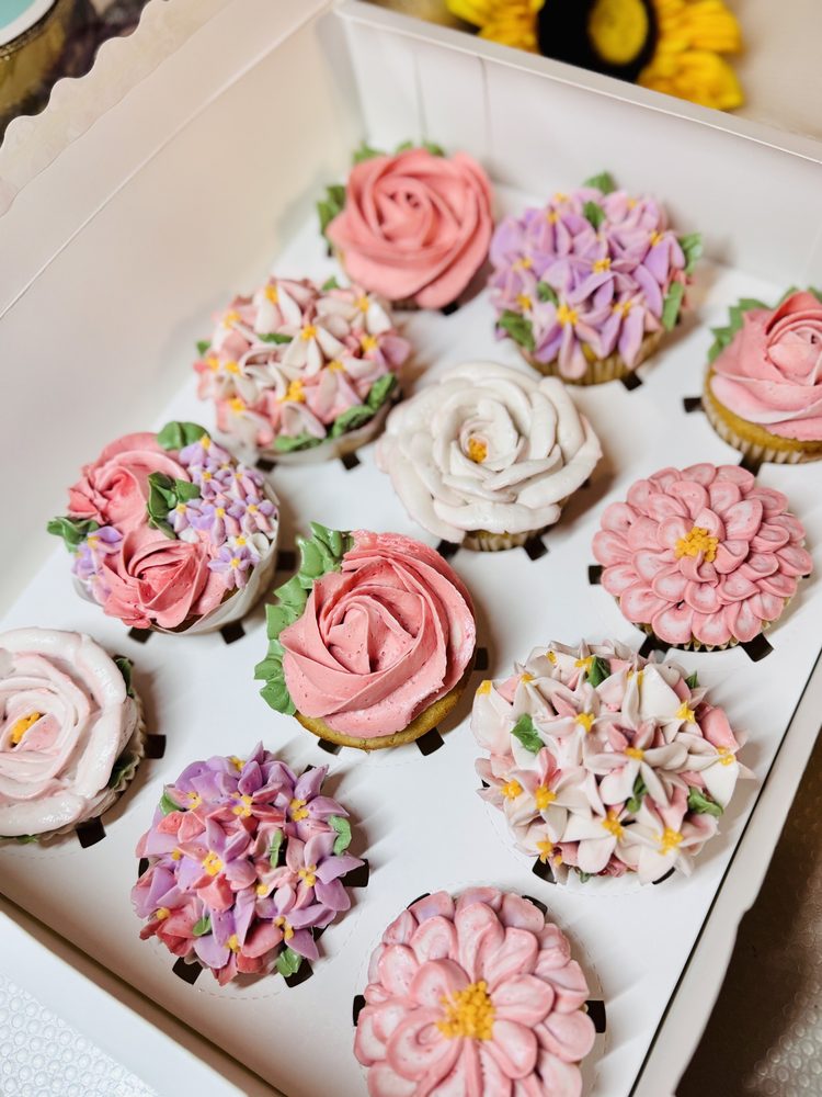 12 Garden Party Floral Cupcakes