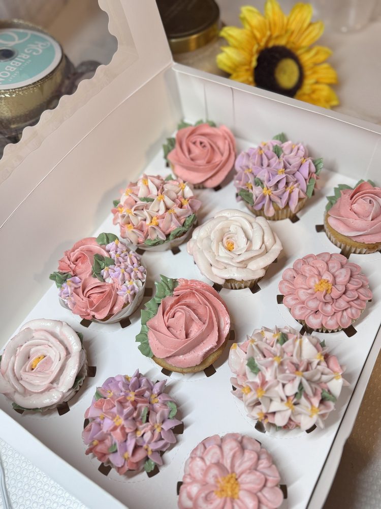 12 Garden Party Floral Cupcakes