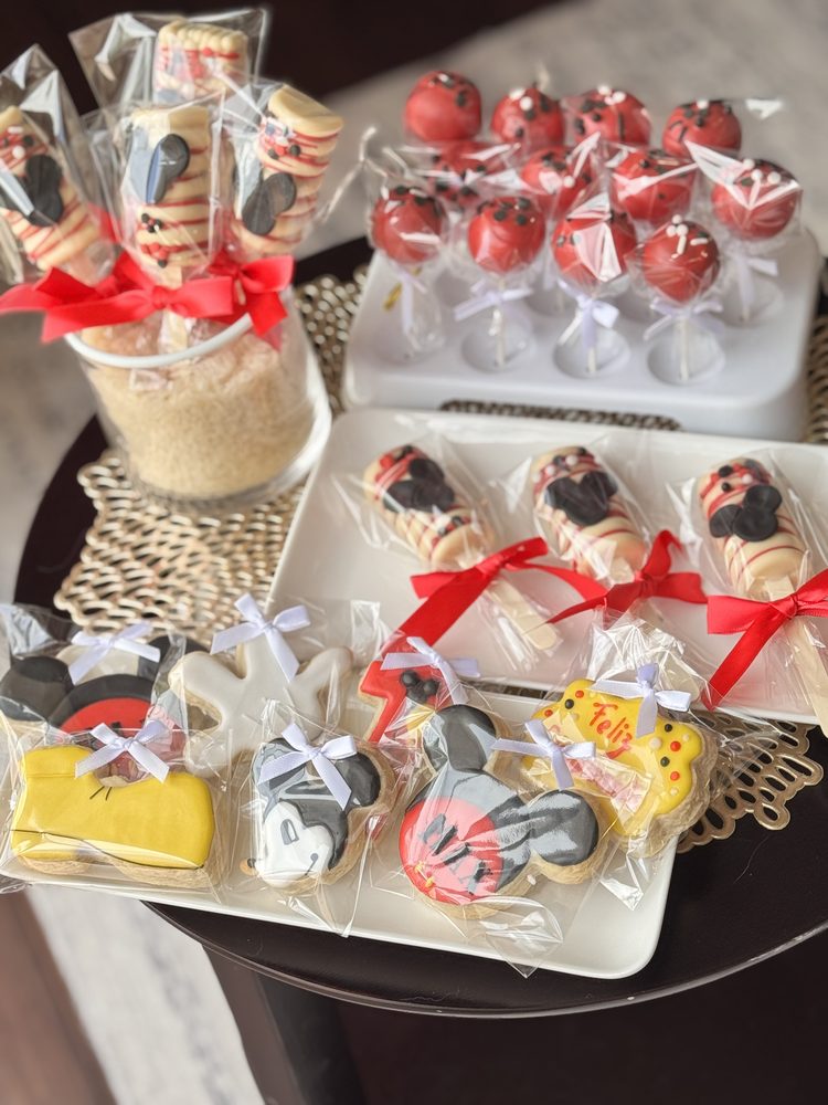 Mini Decorative Cakecicles Disney inspired.