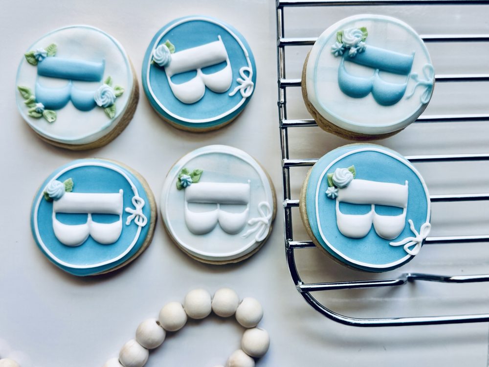 Pleats and Letters Round Monogram Cookies