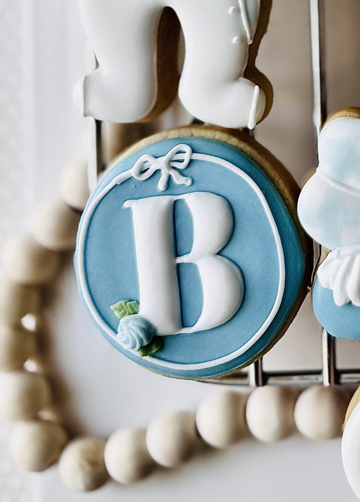 Pleats and Letters Round Monogram Cookies